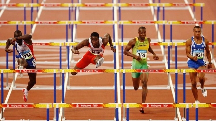 瑞典超保级附加赛被迫四次中断，球迷燃放烟火致人造草皮起火